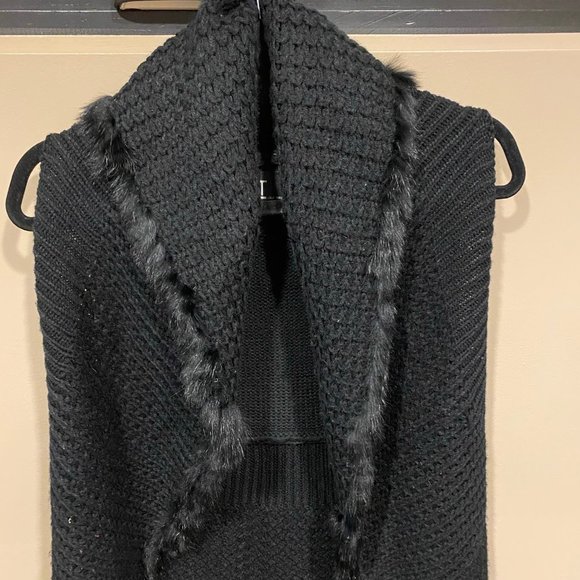 Black fur-trimmed sweater vest for holidays - Picture 1 of 5